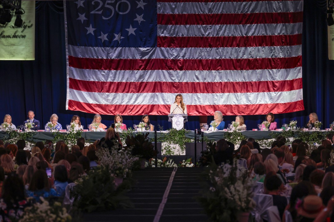 <p>Мелания Тръмп и Уша Ванс демонстрираха безупречен стил и силно присъствие на 113-ия обяд на Първата дама. Докато Мелания заложи на монохромна елегантност, бъдещата майка Уша Ванс очарова с флорални мотиви и топло излъчване в сърцето на Вашингтон.</p>