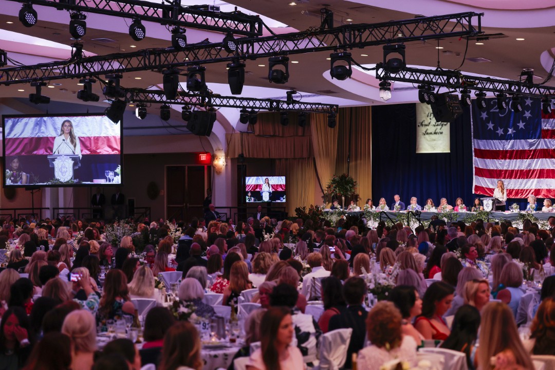 <p>Мелания Тръмп и Уша Ванс демонстрираха безупречен стил и силно присъствие на 113-ия обяд на Първата дама. Докато Мелания заложи на монохромна елегантност, бъдещата майка Уша Ванс очарова с флорални мотиви и топло излъчване в сърцето на Вашингтон.</p>