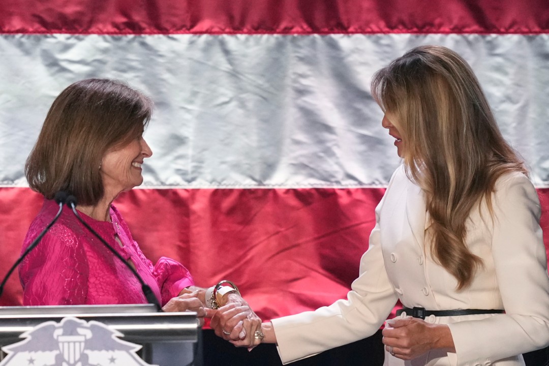 Мелания Тръмп и Уша Ванс демонстрираха безупречен стил и силно присъствие на 113-ия обяд на Първата дама. Докато Мелания заложи на монохромна елегантност, бъдещата майка Уша Ванс очарова с флорални мотиви и топло излъчване в сърцето на Вашингтон.