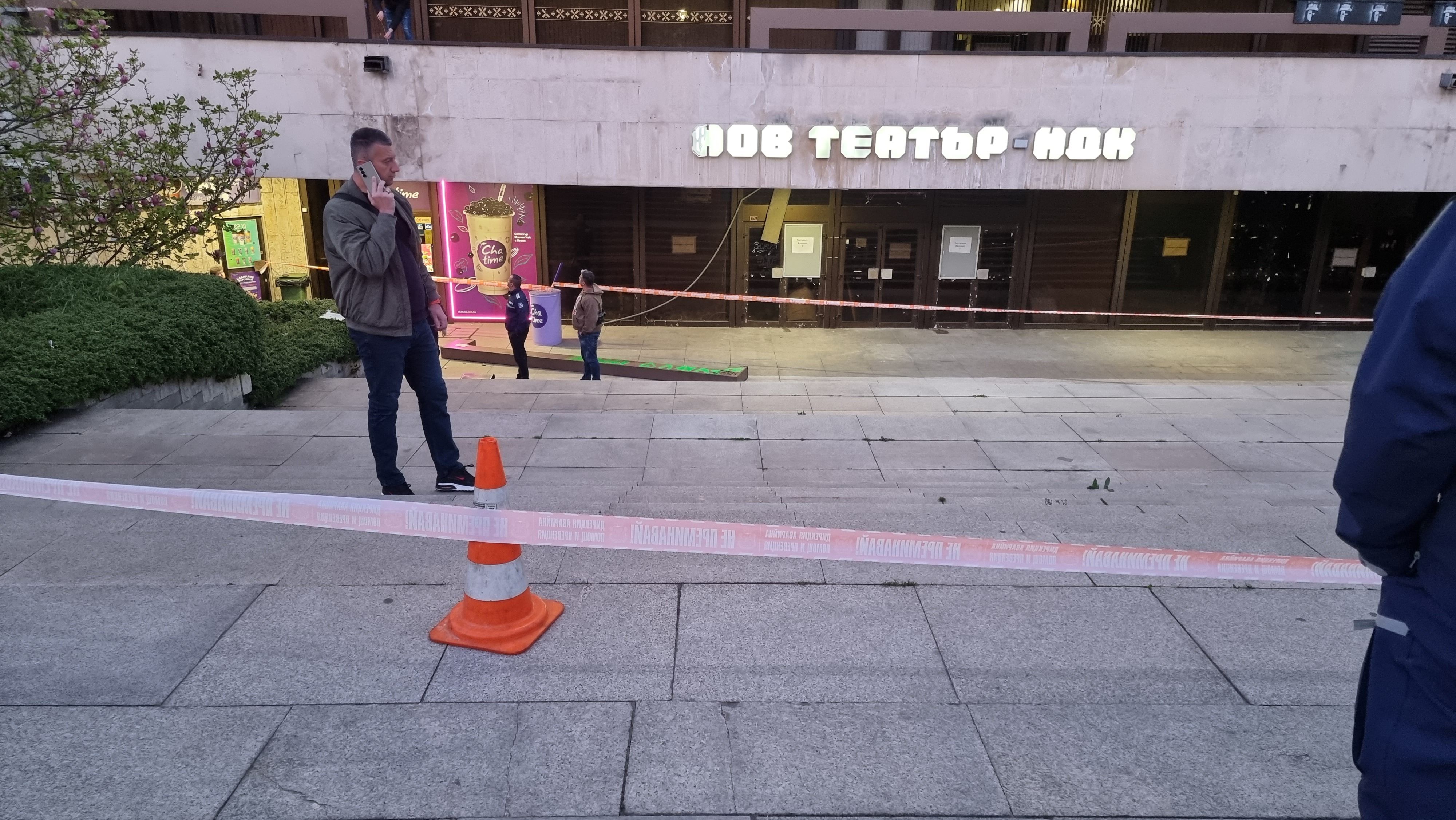 <p>14-годишно дете пострада, след като паднало заедно с масивен метален парапет от тераса на сградата на НДК в столицата.</p>