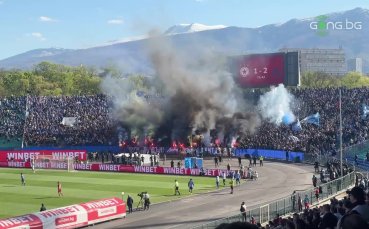 Феновете на Левски запалиха димки в Сектор 