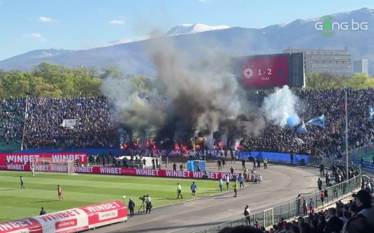 Феновете на Левски запалиха димки в Сектор 