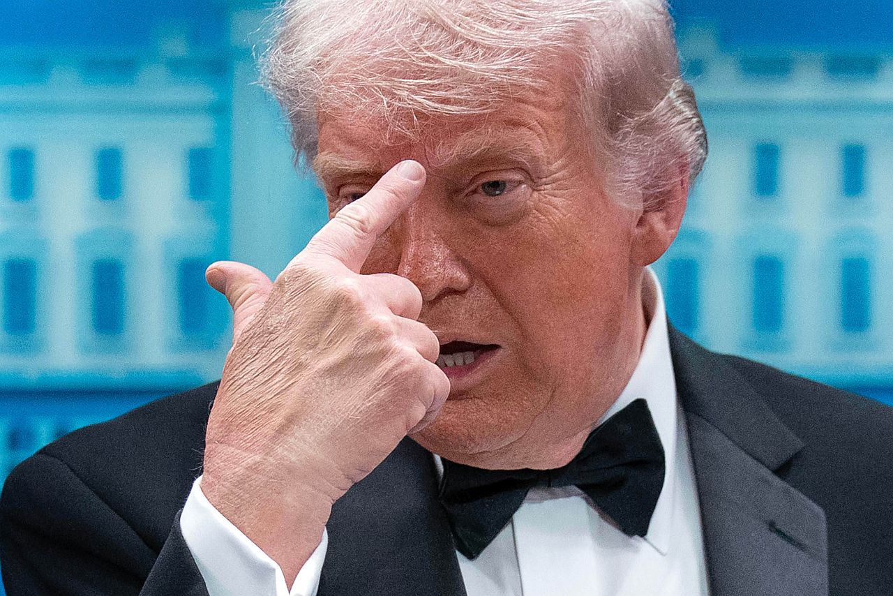 <p>Президентът на САЩ Доналд Тръмп и първата дама Мелания Тръмп бяха изведени набързо от вечерята на Асоциацията на кореспондентите в Белия дом от агенти на &bdquo;Сикрет Сървис&ldquo; в събота вечер, след като мъж откри стрелба с пушка по служители по сигурността.</p>