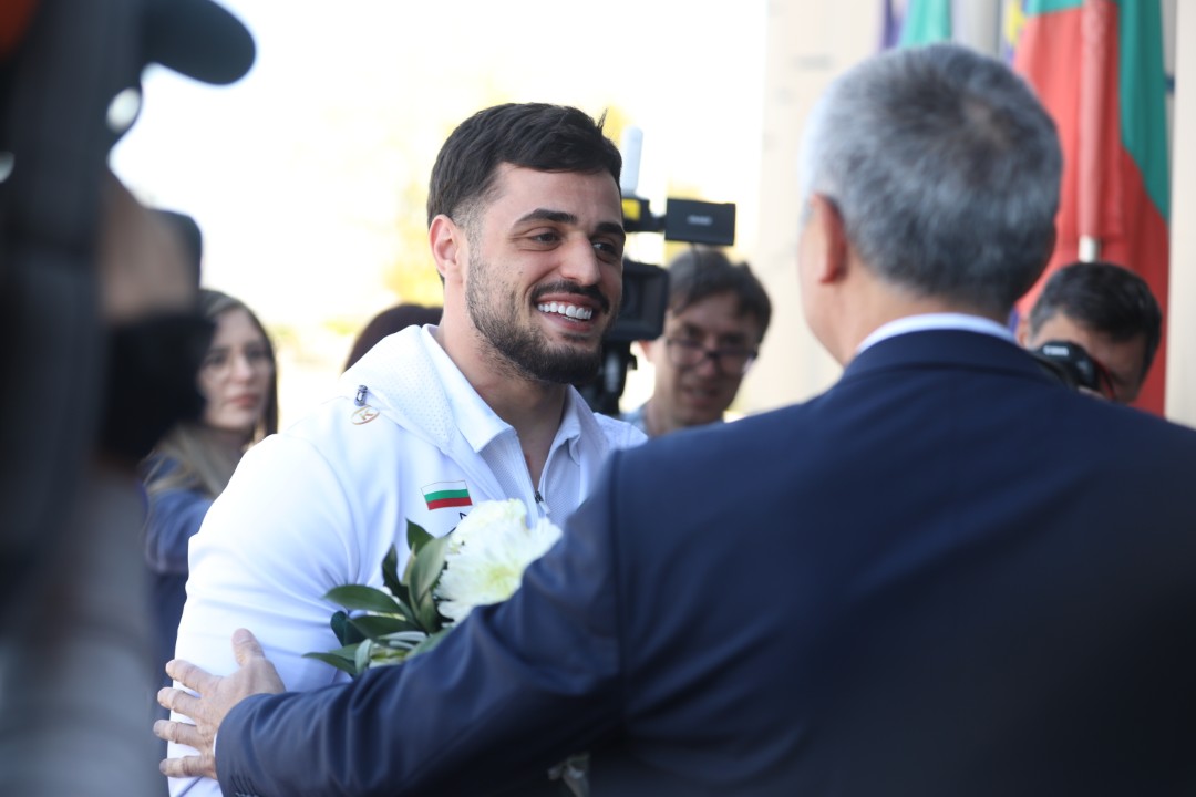 <p>Националите на България по вдигане на тежести, начело с шампиона Карлос Насар, се завърнаха на българска земя от Европейското първенство в Батуми. На правителствения терминал на летище "Васил Левски" те бяха посрещнати от министъра на младежта и спорта Димитър Илиев.</p>