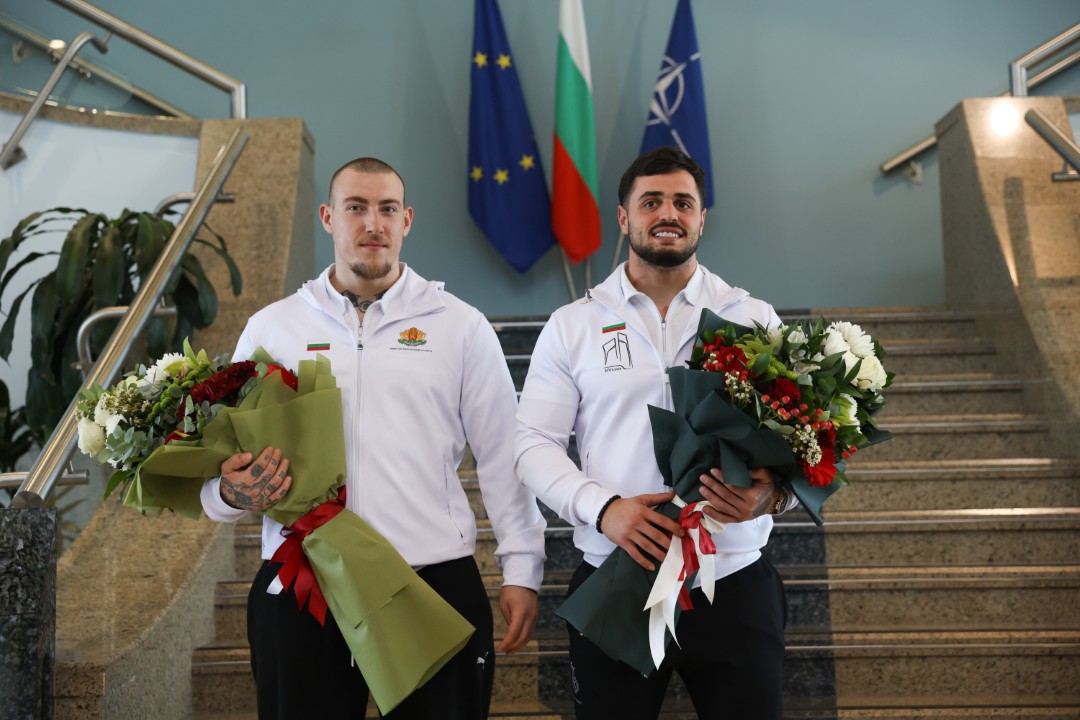 <p>Националите на България по вдигане на тежести, начело с шампиона Карлос Насар, се завърнаха на българска земя от Европейското първенство в Батуми. На правителствения терминал на летище "Васил Левски" те бяха посрещнати от министъра на младежта и спорта Димитър Илиев.</p>