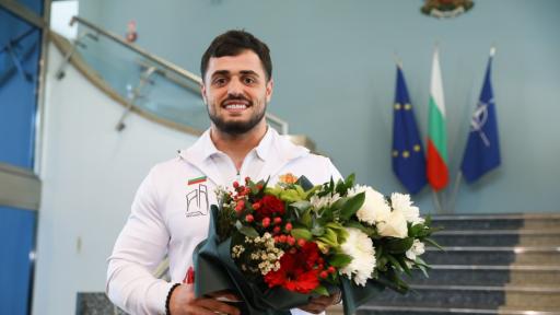 Националите ни по вдигане на тежести се завърнаха в България