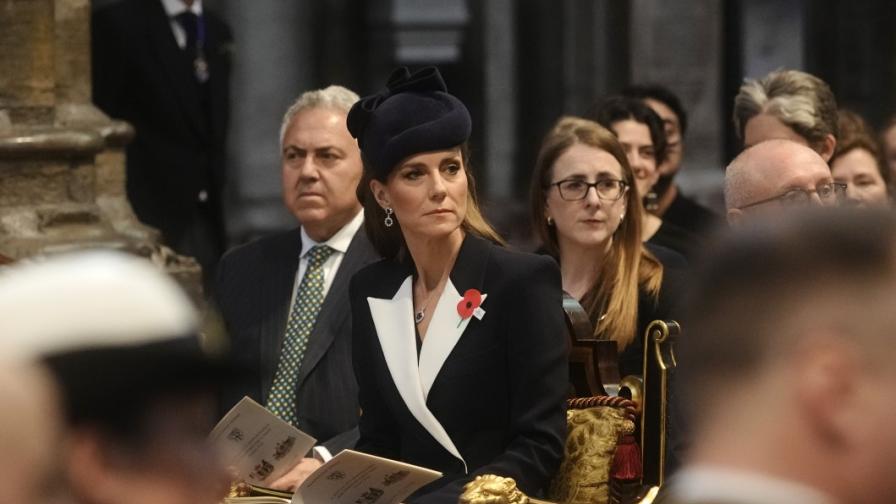 Кейт Мидълтън блести с елегантна визия на...