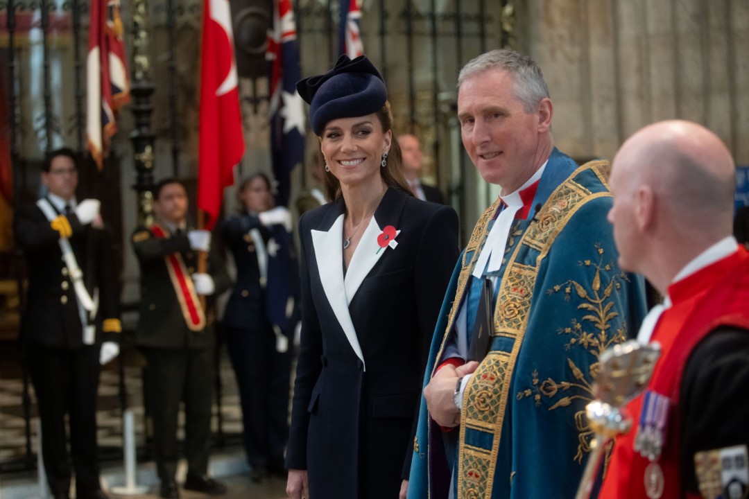 <p>Принцесата на Уелс почете Деня на Анзак с трогателен жест и безупречен стил. Скрит детайл в личното ѝ послание и необичайният ѝ подпис под венеца, положен от името на крал Чарлз III, предизвикаха вълна от коментари сред кралските фенове.</p>