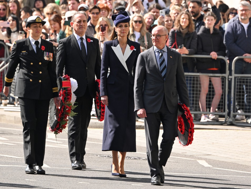 <p>Принцесата на Уелс почете Деня на Анзак с трогателен жест и безупречен стил. Скрит детайл в личното ѝ послание и необичайният ѝ подпис под венеца, положен от името на крал Чарлз III, предизвикаха вълна от коментари сред кралските фенове.</p>