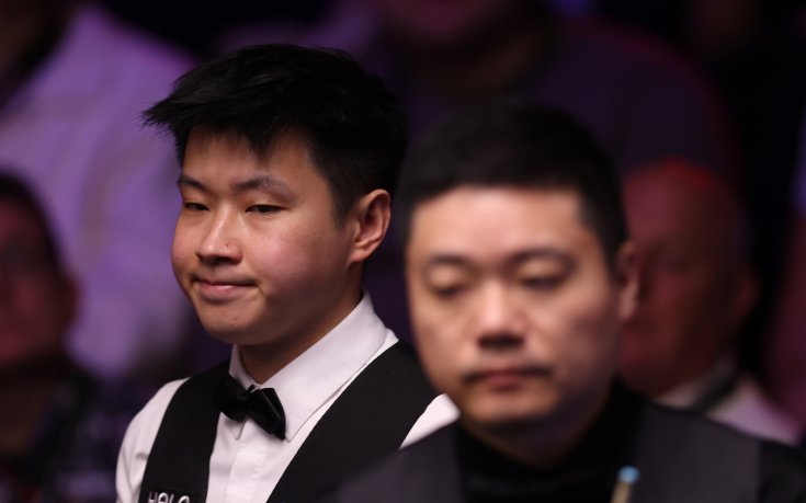 Световният шампион взе китайското дерби и е на 1/8-финал в „Крусибъл“