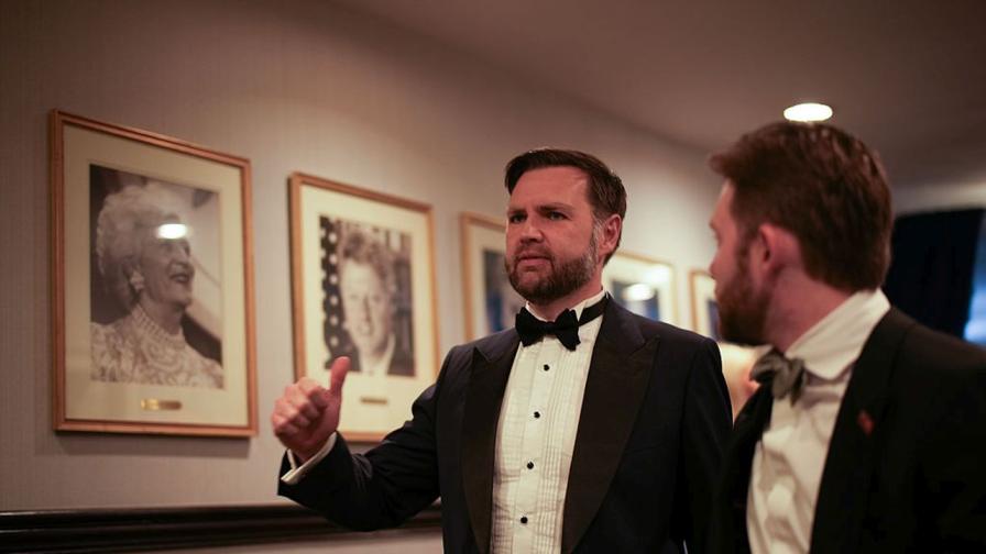 „Бягай, по дяволите!“: Експерт разчете думите на Джей Ди Ванс по време на стрелбата