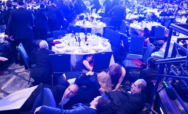 „Залегни и грабвай виното!“: Жена стана хит в мрежата, заснеха я да прибира алкохол след стрелбата срещу Тръмп