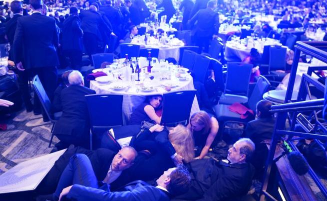 „Залегни и грабвай виното!“: Жена стана хит в мрежата, заснеха я да прибира алкохол след стрелбата срещу Тръмп