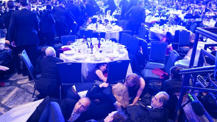 „Залегни и грабвай виното!“: Жена стана хит в мрежата, заснеха я да прибира алкохол след стрелбата срещу Тръмп