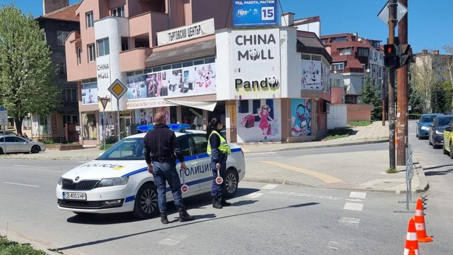 Блъснат отзад автомобил удари майка и дете в Ямбол