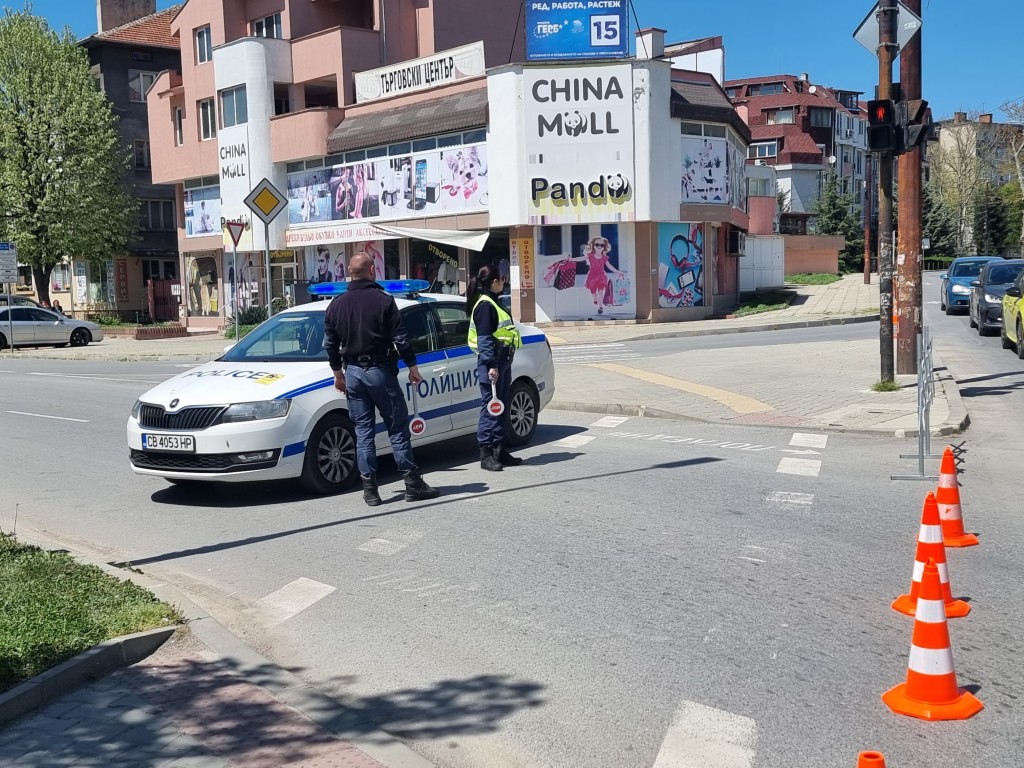 Блъснат отзад автомобил удари майка и дете в Ямбол