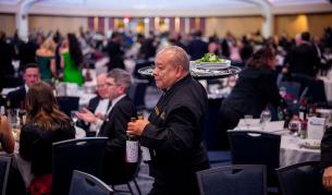 На фона на стрелба, той предпочете салатата! Запознайте се със #SaladMan