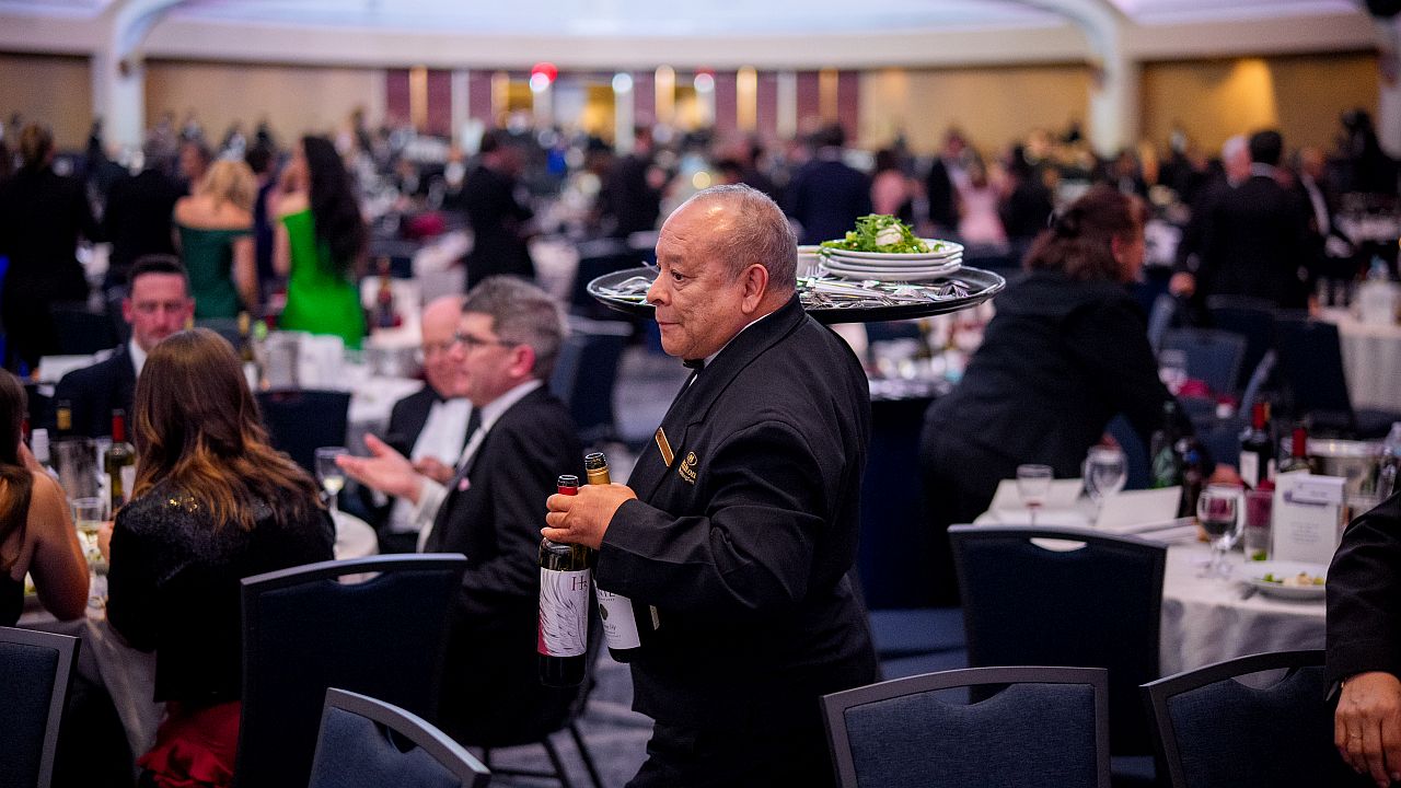 На фона на стрелба, той предпочете салатата! Запознайте се със #SaladMan