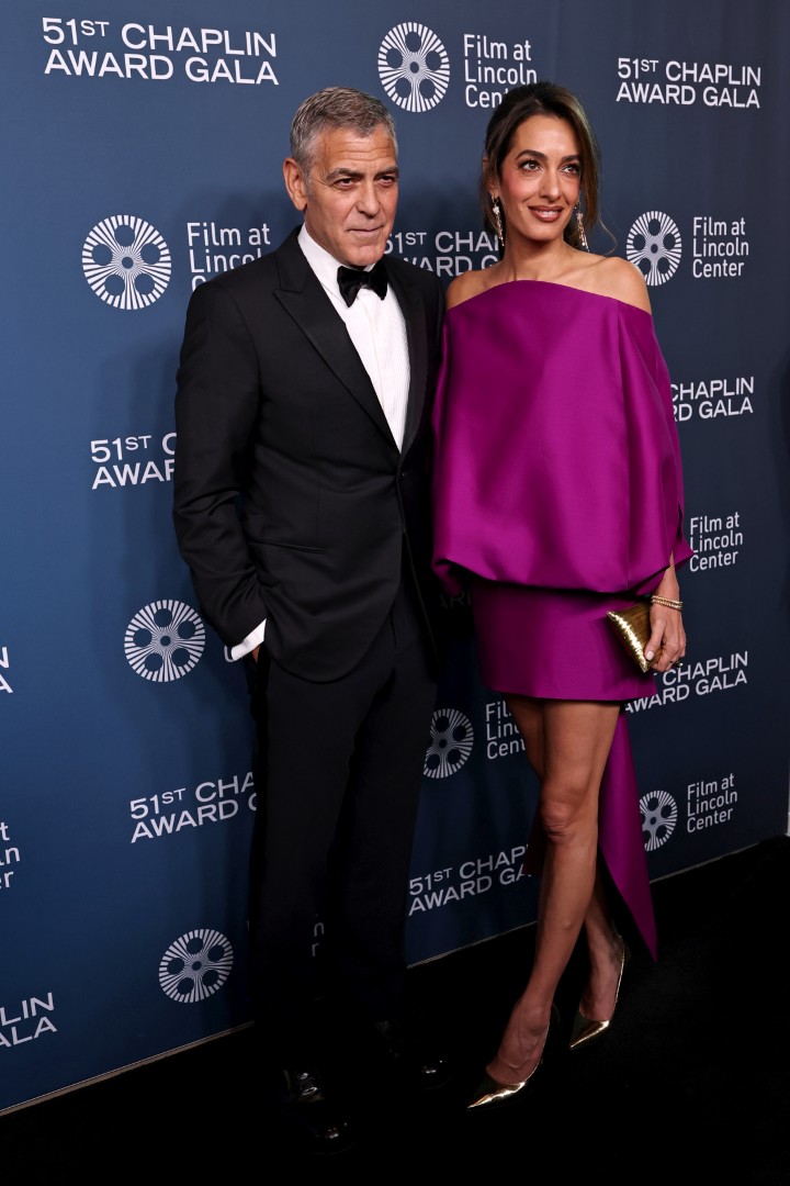 <p>Джордж Клуни получи наградата &bdquo;Чаплин&ldquo; в Ню Йорк, придружен от ослепителната Амал. Актьорът сподели забавни подробности за децата си и призна, че 8-годишният му син Александър най-накрая е видял баща си в ролята на Батман.</p>