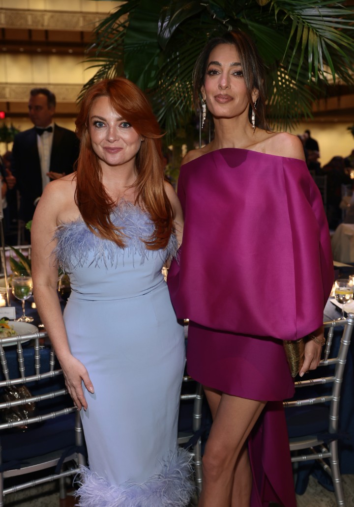 <p>Джордж Клуни получи наградата &bdquo;Чаплин&ldquo; в Ню Йорк, придружен от ослепителната Амал. Актьорът сподели забавни подробности за децата си и призна, че 8-годишният му син Александър най-накрая е видял баща си в ролята на Батман.</p>