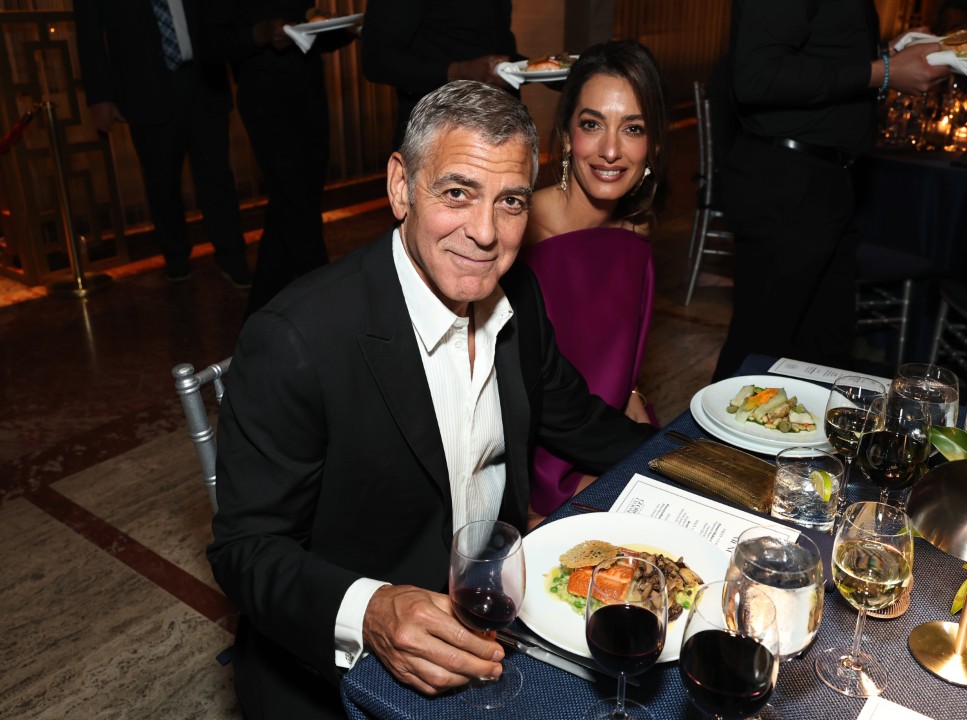 <p>Джордж Клуни получи наградата &bdquo;Чаплин&ldquo; в Ню Йорк, придружен от ослепителната Амал. Актьорът сподели забавни подробности за децата си и призна, че 8-годишният му син Александър най-накрая е видял баща си в ролята на Батман.</p>