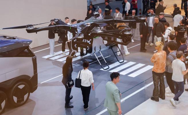 Летящите коли на Xpeng са факт, който видях и като експозиция, и в полет. Битката ще е за въздуха над китайските градове и за превоз на стоки, а гарант за успеха е китайското правителство, което разработва специална стратегия.