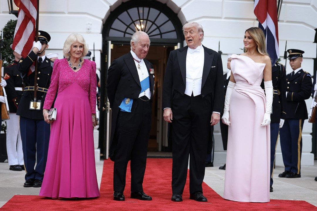 <p>Доналд Тръмп и британският монарх демонстрираха близост и силно съюзничество по време на втория ден от официалната визита на кралското семейство във Вашингтон, завършил с изискан прием и размяна на символични подаръци.</p>