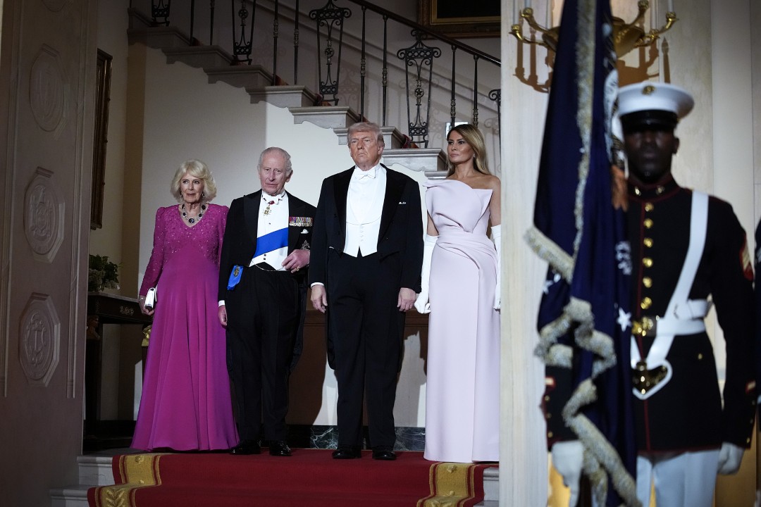 <p>Доналд Тръмп и британският монарх демонстрираха близост и силно съюзничество по време на втория ден от официалната визита на кралското семейство във Вашингтон, завършил с изискан прием и размяна на символични подаръци.</p>