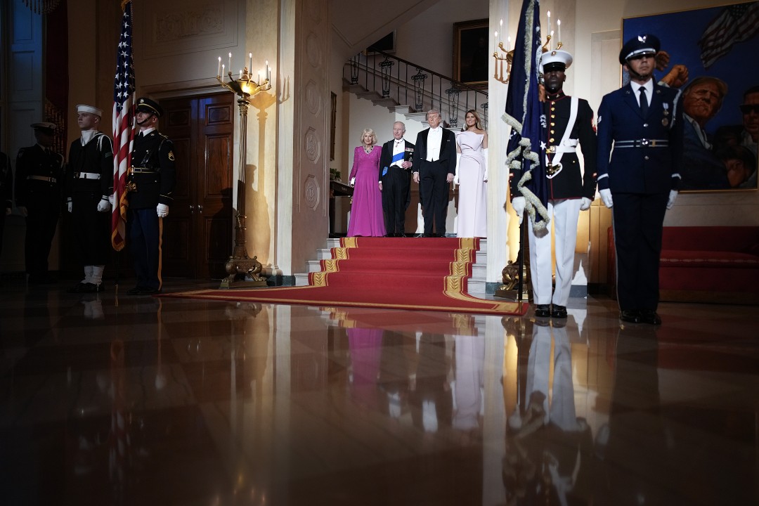 <p>Доналд Тръмп и британският монарх демонстрираха близост и силно съюзничество по време на втория ден от официалната визита на кралското семейство във Вашингтон, завършил с изискан прием и размяна на символични подаръци.</p>