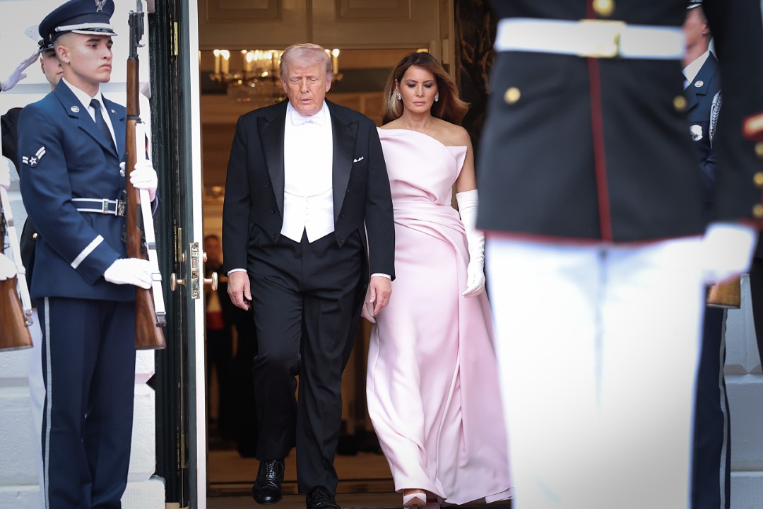 <p>Доналд Тръмп и британският монарх демонстрираха близост и силно съюзничество по време на втория ден от официалната визита на кралското семейство във Вашингтон, завършил с изискан прием и размяна на символични подаръци.</p>