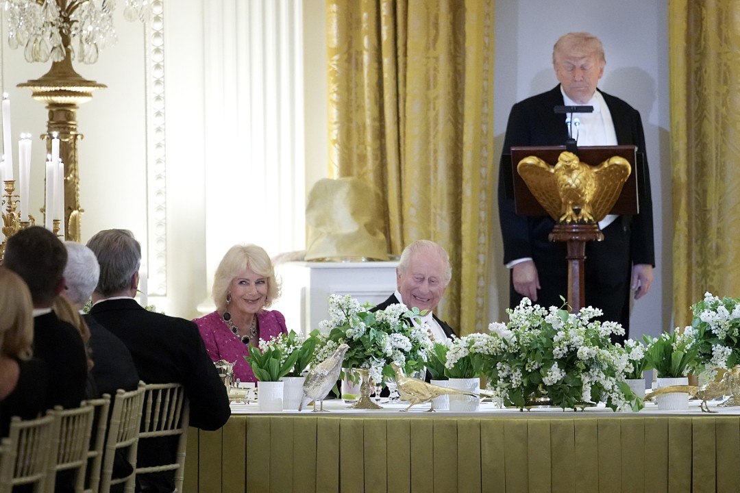 <p>Доналд Тръмп и британският монарх демонстрираха близост и силно съюзничество по време на втория ден от официалната визита на кралското семейство във Вашингтон, завършил с изискан прием и размяна на символични подаръци.</p>