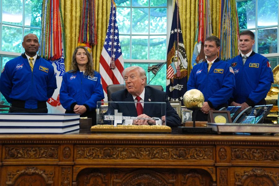 Астронавтите от "Артемис II" посетиха Белия дом.