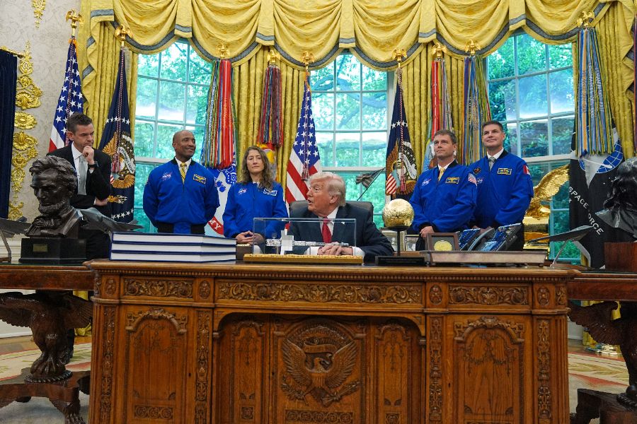 Астронавтите от "Артемис II" посетиха Белия дом.