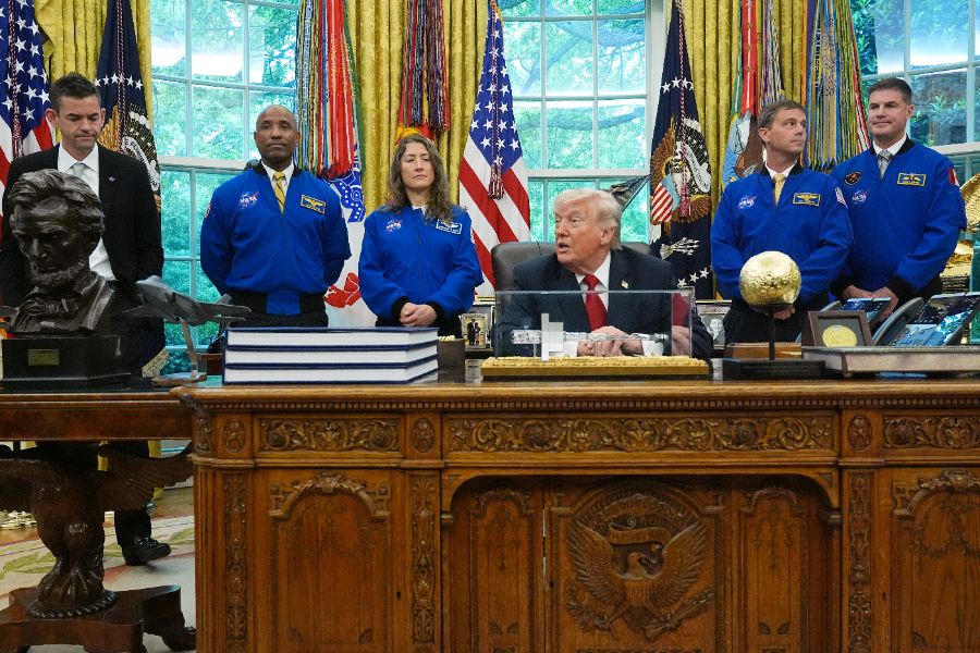 Астронавтите от "Артемис II" посетиха Белия дом.