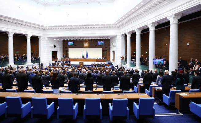 Парламентът дава над 103 000 евро за кафе и ядки: Депутатите минават на кафява захар