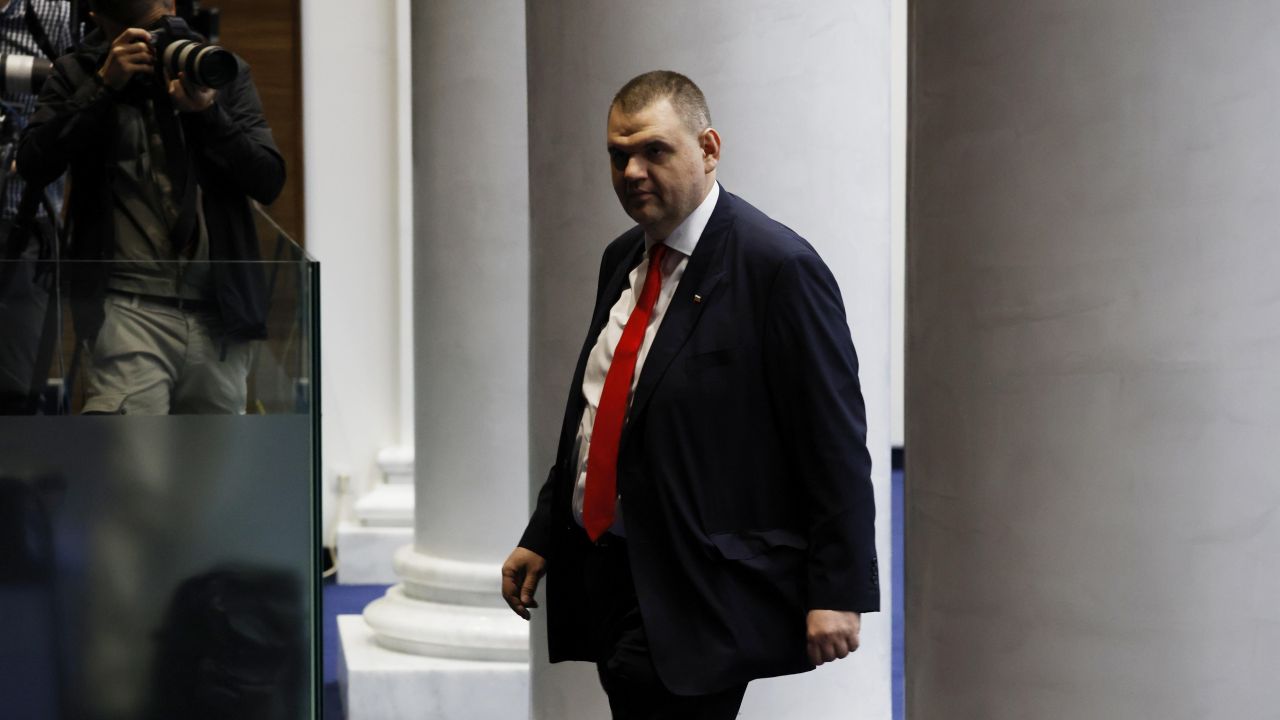 Пеевски към Демерджиев: Нощем вместо за жена си мисли за мен
