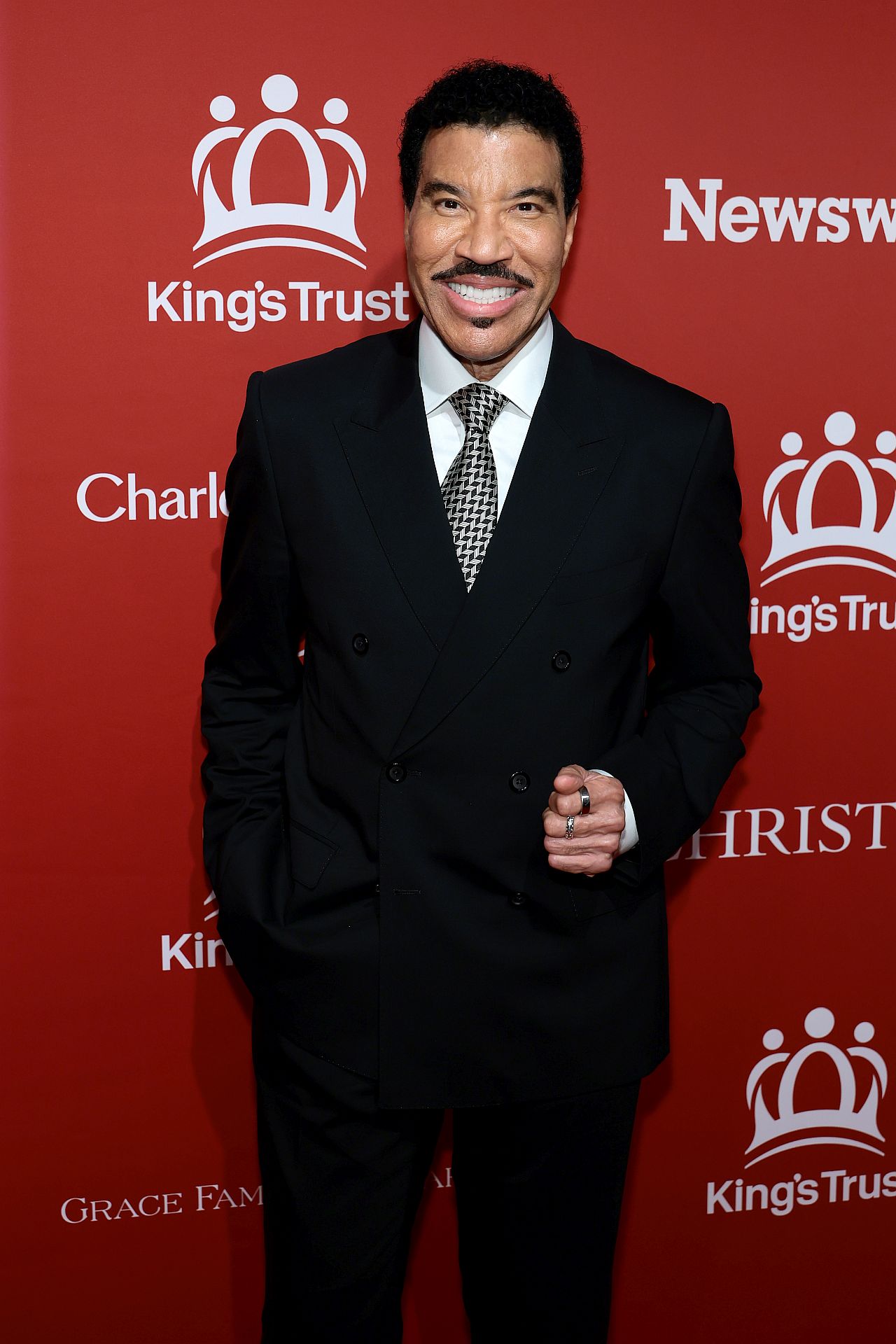 <p>Кралят и кралицата приветстваха някои от най-известните лица в света на благотворителна гала в Ню Йорк, докато тяхното изключително успешно кралско турне в САЩ продължава. Ана Уинтур, Катрин Дженкинс, Карли Клос, Нина Добрев и Лайнъл Ричи бяха сред известните поддръжници на &bdquo;Тръстът на краля&ldquo;</p>