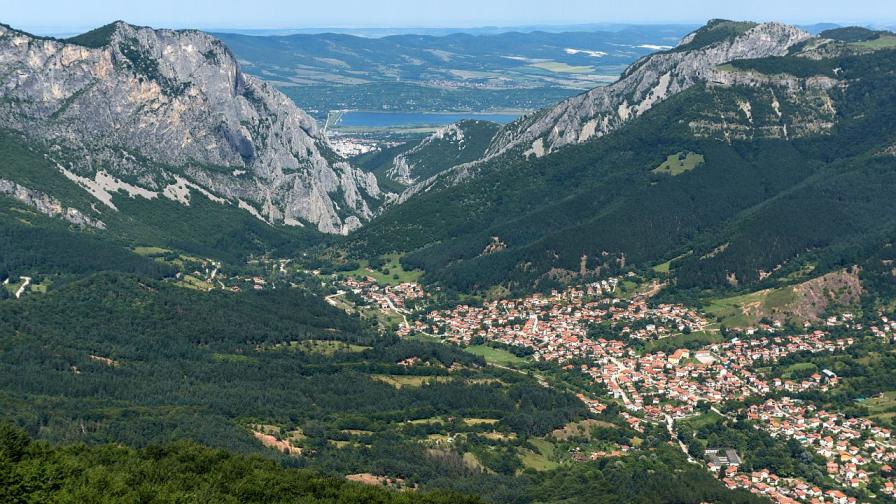 Град Враца и село Згориград в подножието на планината