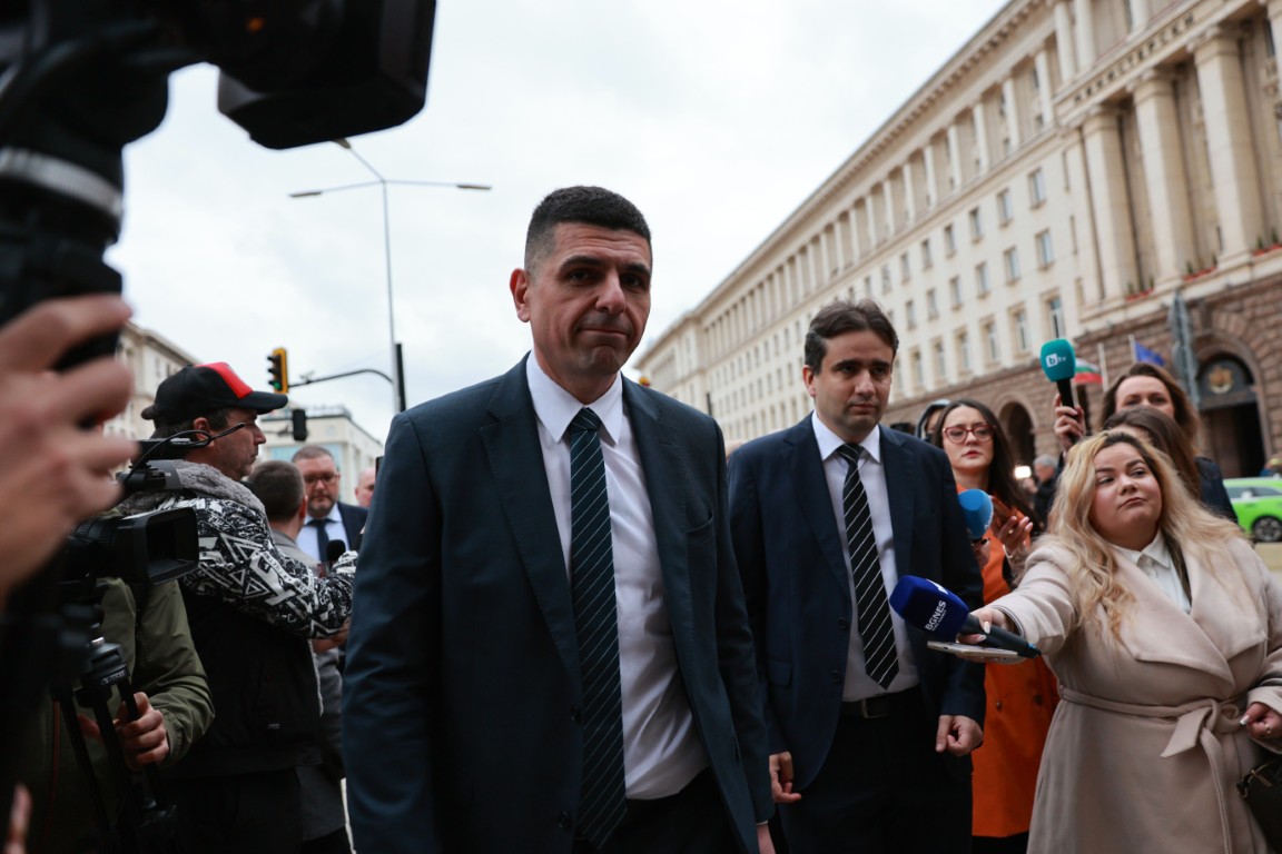 “Демократична България” внесе законопроект за сваляне на охраната на Борисов и Пеевски