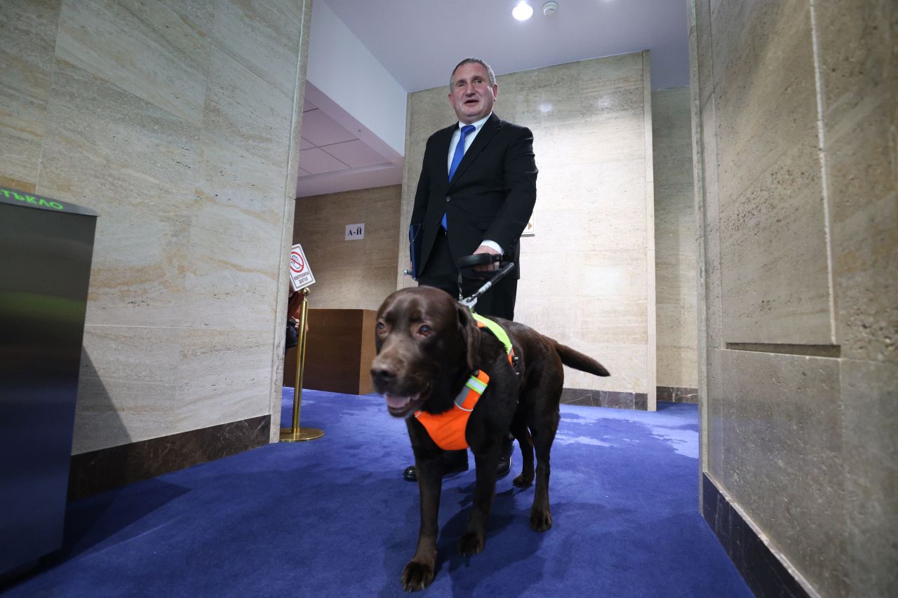 <p>Четириногият любимец, който обира симпатиите в кулоарите на парламента и доказва, че в политиката има място за верни приятели</p>