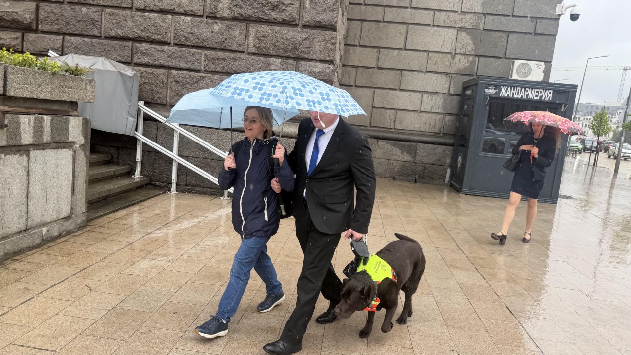 <p>Четириногият любимец, който обира симпатиите в кулоарите на парламента и доказва, че в политиката има място за верни приятели</p>