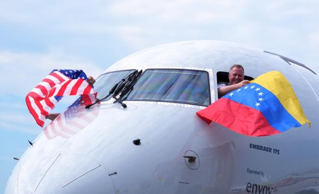 Първи полет от САЩ от седем години кацна в Каракас