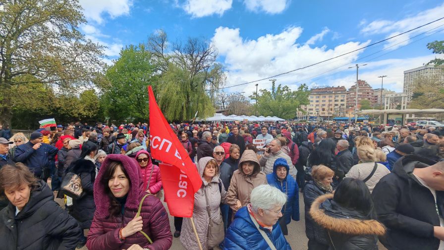 <p>БСП по традиция отбелязва Деня на труда с шествие. Сборният пункт беше на езерото &bdquo;Ариана&rdquo; в София и завърши на лятната сцена в Борисовата градина</p>