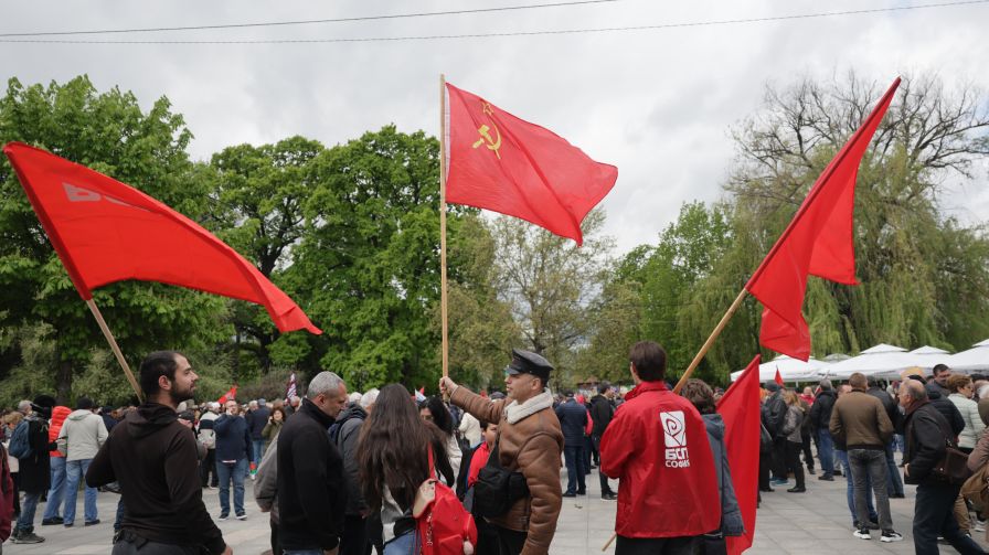 <p>БСП по традиция отбелязва Деня на труда с шествие. Сборният пункт беше на езерото &bdquo;Ариана&rdquo; в София и завърши на лятната сцена в Борисовата градина</p>