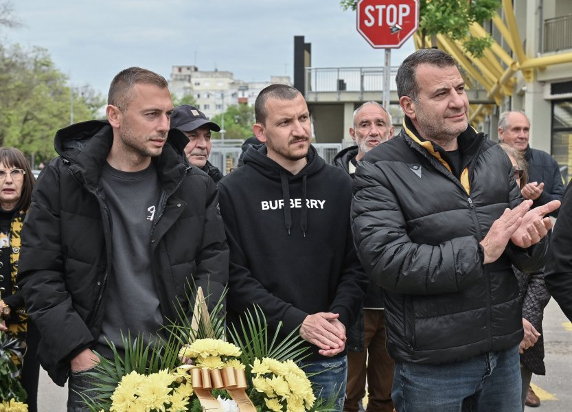 Откриха паметника на Динко Дерменджиев пред стадион Христо Ботев1