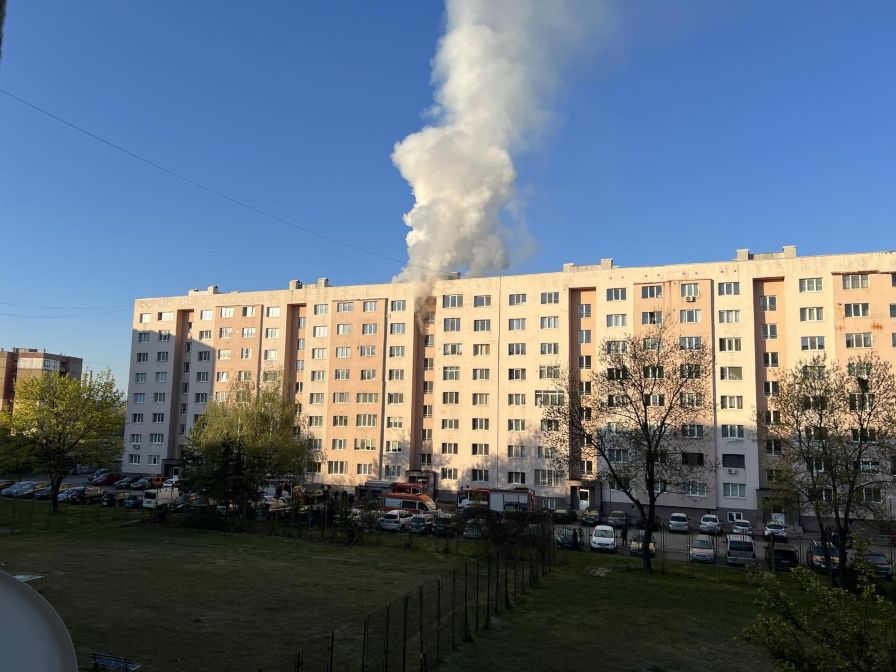 Пожар пламна в жилищен блок в Перник