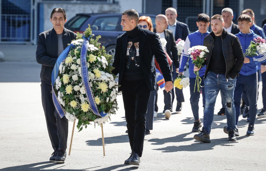 Левски поднесе цветя и венци пред паметника на Георги Аспарухов1