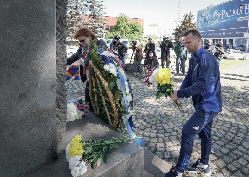 Левски поднесе цветя и венци пред паметника на Георги Аспарухов1