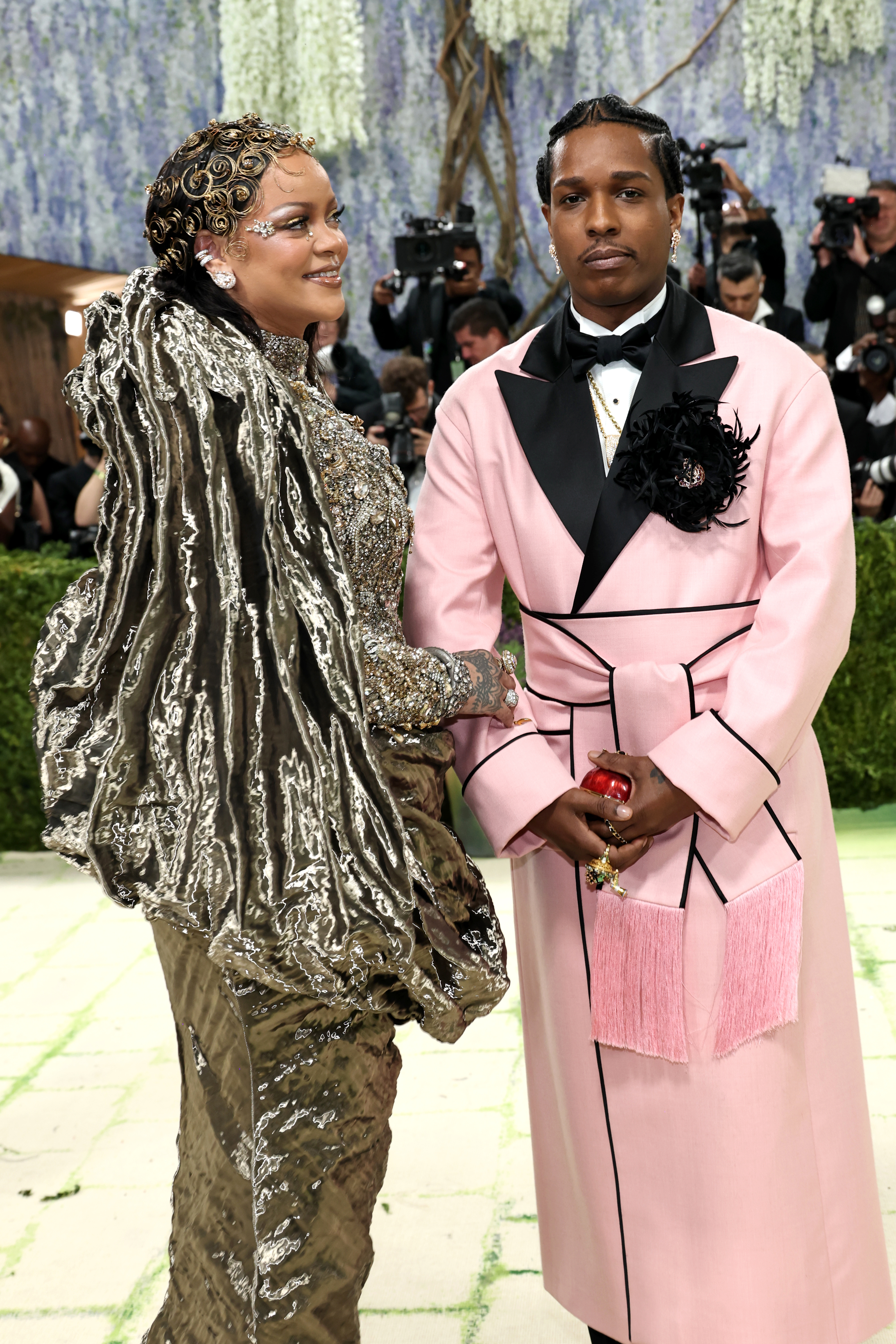 <p>Риана пристига с модно закъснение, придружена от A$AP Rocky.</p>