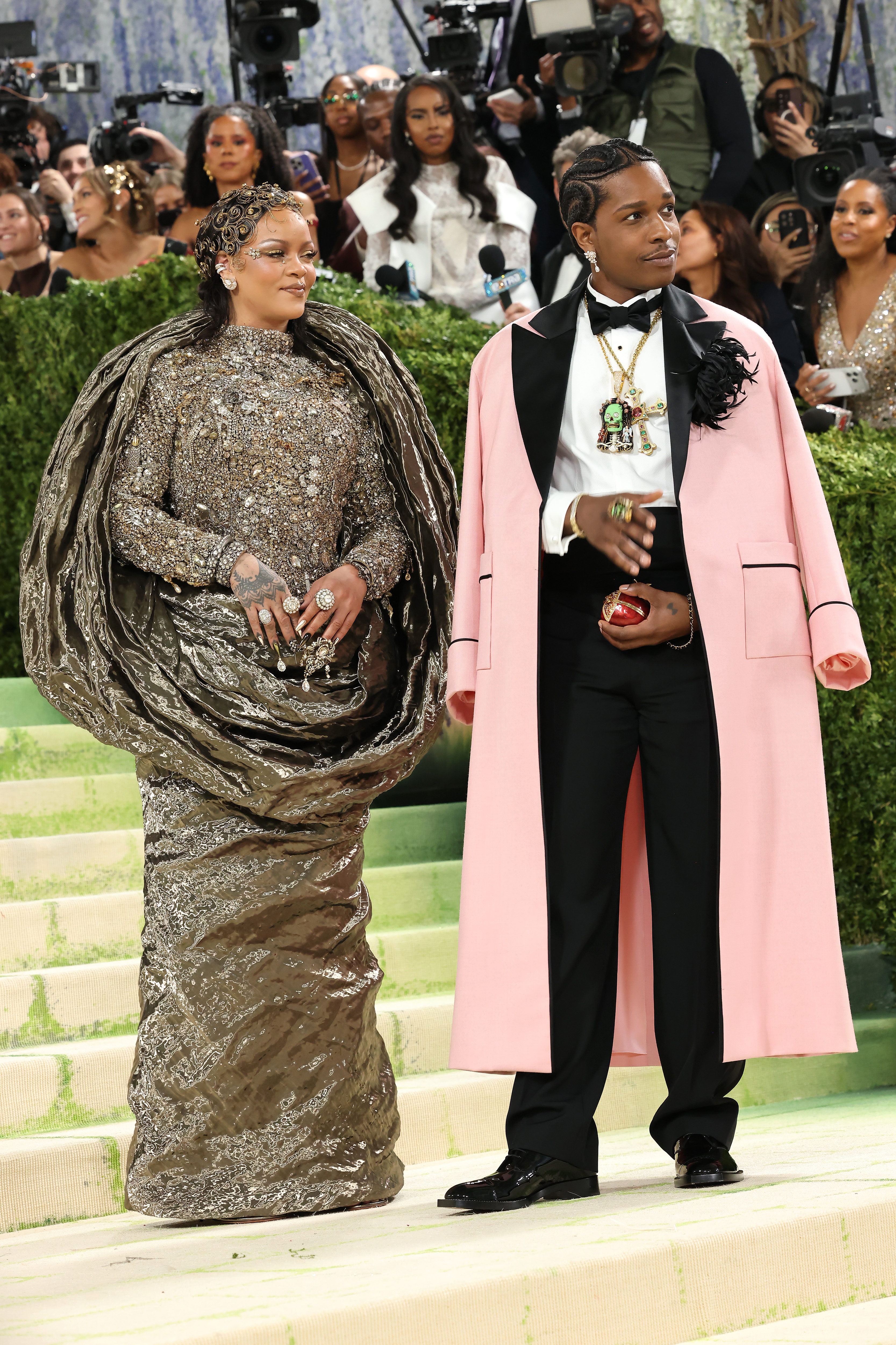 <p>Риана пристига с модно закъснение, придружена от A$AP Rocky.</p>